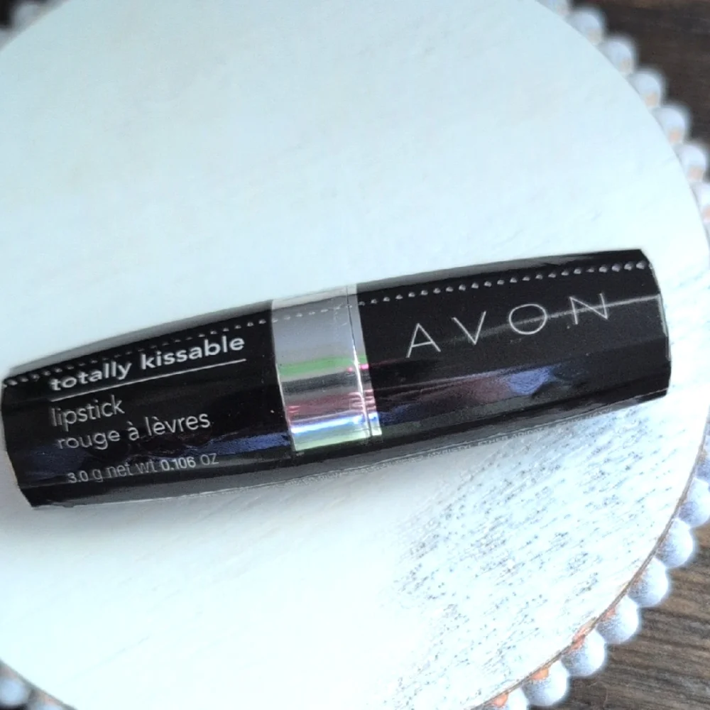 New Avon Totally Kissable Lipstick Loving Lilac in Black Case